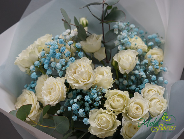 Букет из белых кустовых роз и гипсофилы Фото